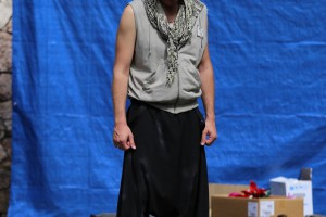 Najava premijere komične opere-bajke "Dve glave i devojka"