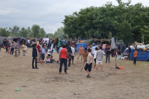 Migranti u međudržavnom prostoru na Horgošu