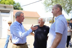 Ministar Vulin i ambasadori SAD i Austrije u poseti Prihvatnom centru za migrante