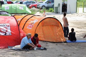 Ministar Vulin i ambasadori SAD i Austrije u poseti Prihvatnom centru za migrante