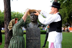 Dužijanca 2016 - polaganje venaca od žita na spomenik Risaru i spomen-bistu "Blaška Rajića"