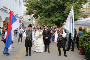Dan Dužijance 2016 - povorka, Veliko bunjevačko kolo i polaganje venaca ispred biste Blaška Rajića (#1)