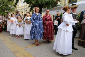 Dan Dužijance 2016 - povorka, Veliko bunjevačko kolo i polaganje venaca ispred biste Blaška Rajića (#1)