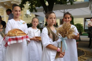 Dan Dužijance 2016 - povorka, Veliko bunjevačko kolo i polaganje venaca ispred biste Blaška Rajića (#1)