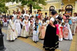 Dan Dužijance 2016 - povorka, Veliko bunjevačko kolo i polaganje venaca ispred biste Blaška Rajića (#2)