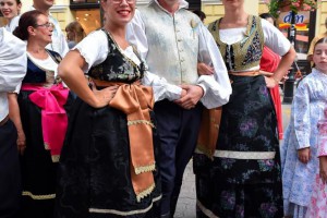 Dan Dužijance 2016 - povorka, Veliko bunjevačko kolo i polaganje venaca ispred biste Blaška Rajića (#2)