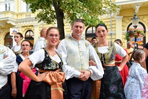 Dan Dužijance 2016 - povorka, Veliko bunjevačko kolo i polaganje venaca ispred biste Blaška Rajića (#2)