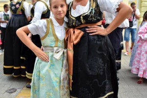 Dan Dužijance 2016 - povorka, Veliko bunjevačko kolo i polaganje venaca ispred biste Blaška Rajića (#2)