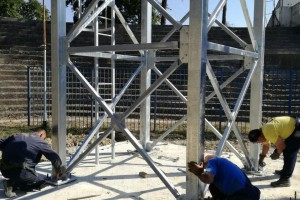 Podizanje stubova za reflektore