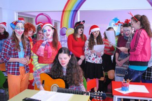 "Nasmejani pajaci" u poseti deci na pedijatriji