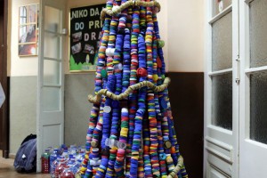 Humanitarna "jelka od čepova"