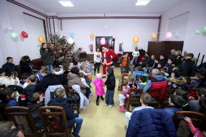 Dodela novogodišnjih paketića u MZ "Makova sedmica"