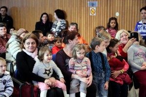 Dodela novogodišnjih paketića za decu bez roditeljskog staranja i decu sa posebnim potrebama