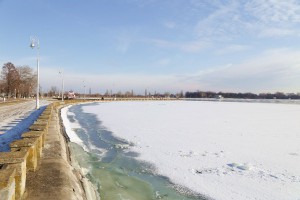 Klizanje po zaleđenom jezeru Palić