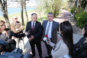 Obilazak saniranih trotoara na Paliću i novoizgrađene pešačke staze pored jezera