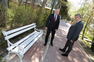 Obilazak saniranih trotoara na Paliću i novoizgrađene pešačke staze pored jezera