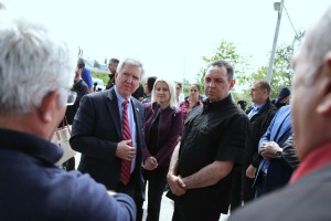 Ministar Vulin i ambasador Skot u poseti Prihvatnom centru