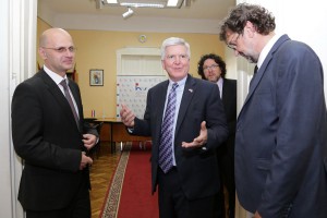 Ambasador SAD u poseti HNV