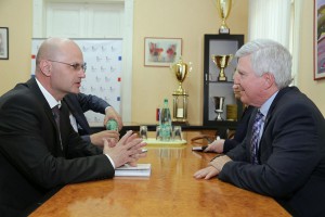 Ambasador SAD u poseti HNV