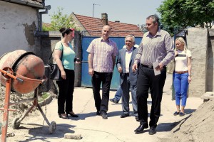 Poseta romskoj porodici koja je dobila sredstva u okviru projekta "Pružanje pomoći interno raseljenim licima u Srbiji"