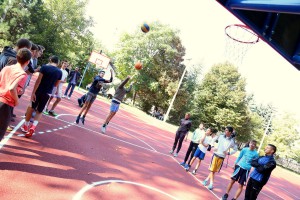 Obilazak obnovljenog sportskog terena sa tartan podlogom