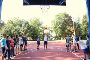 Obilazak obnovljenog sportskog terena sa tartan podlogom