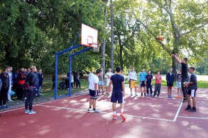 Obilazak obnovljenog sportskog terena sa tartan podlogom