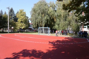 Obilazak obnovljenog sportskog terena sa tartan podlogom