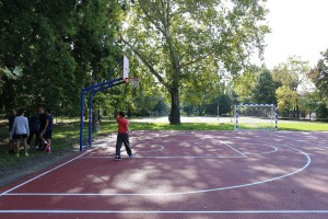 Obilazak obnovljenog sportskog terena sa tartan podlogom