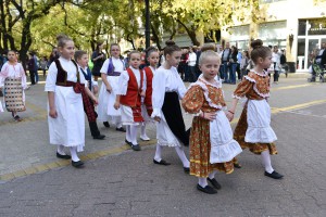 Nastup folklornih ansamblova u sklopu performansa "Mi smo kultura i nasleđe Srbije"