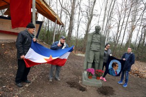 Polaganje venaca na skulturu Josipu Brozu Titu u Mini Jugoslaviji