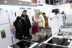 Puštanje lampiona ispred Robne kuće "Dudi Co"