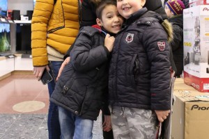 Puštanje lampiona ispred Robne kuće "Dudi Co"