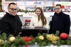 Puštanje lampiona ispred Robne kuće "Dudi Co"