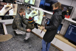 Puštanje lampiona ispred Robne kuće "Dudi Co"