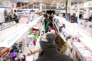 Puštanje lampiona ispred Robne kuće "Dudi Co"