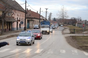 Povratak sa seče badnjaka u šumi na Makovoj sedmici