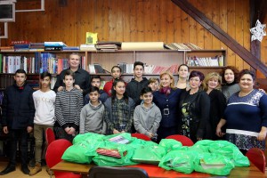 Predaja udžbenika za decu iz romske zajednice koja pohađaju ovu školu