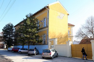 Predaja udžbenika za decu iz romske zajednice koja pohađaju ovu školu