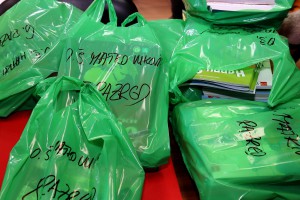 Predaja udžbenika za decu iz romske zajednice koja pohađaju ovu školu