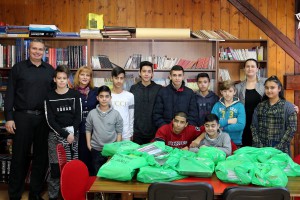 Predaja udžbenika za decu iz romske zajednice koja pohađaju ovu školu