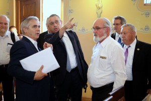 Unošenje svete knjige "Tore"