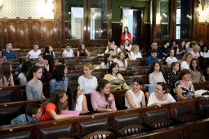 Dodela diploma učenicima na takmičenjima iz srpskog jezika