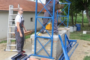 Učenici Politehničke škole u izgradnji Letnje kuhinje za migrante