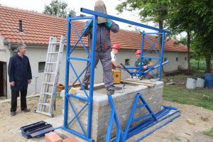 Učenici Politehničke škole u izgradnji Letnje kuhinje za migrante