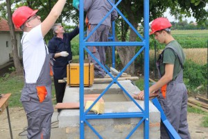 Učenici Politehničke škole u izgradnji Letnje kuhinje za migrante