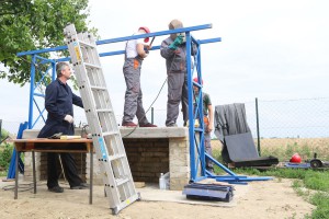 Učenici Politehničke škole u izgradnji Letnje kuhinje za migrante