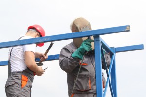 Učenici Politehničke škole u izgradnji Letnje kuhinje za migrante