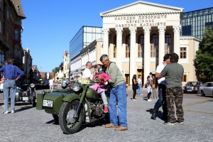 Međunarodni susret i reli oldtajmer vozila - izložba na Trgu