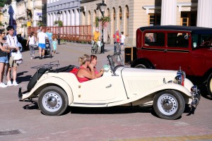 Međunarodni susret i reli oldtajmer vozila - izložba na Trgu
